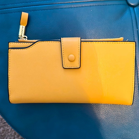 Yellow leather RFID protected large wallet - Picture 1 of 9